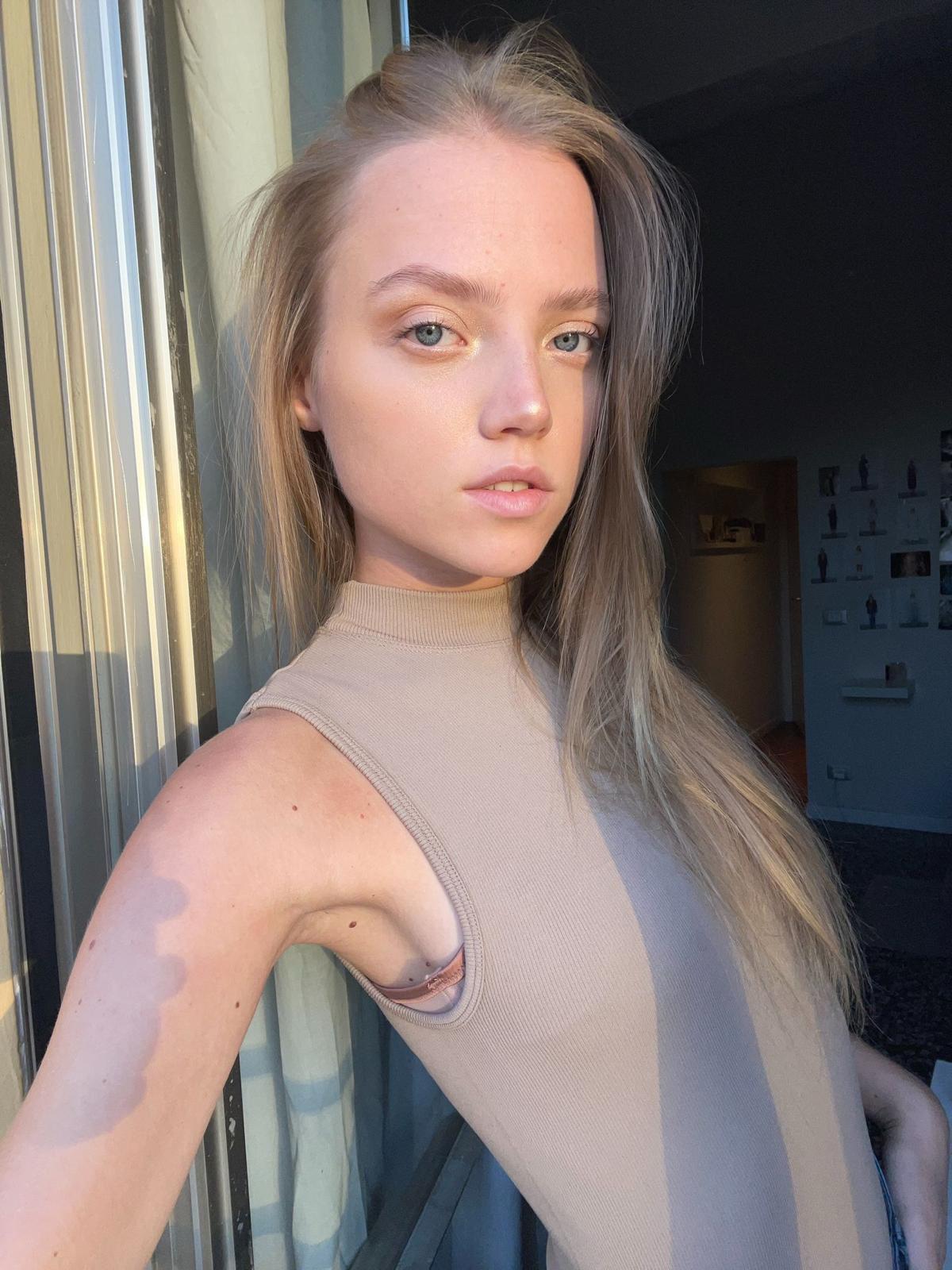פצצה בלונדה בת 22 תיירת חדשה בישראל-תל אביב